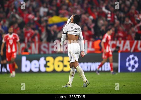 Jude Bellingham du Real Madrid réagit lors du match de deuxième manche de la Ligue des Champions en quart de finale entre le Bayern Munich et le Real Madrid à Munich, en Allemagne, mercredi 15 avril 2026. (Tom Weller/dpa via AP) Banque D'Images