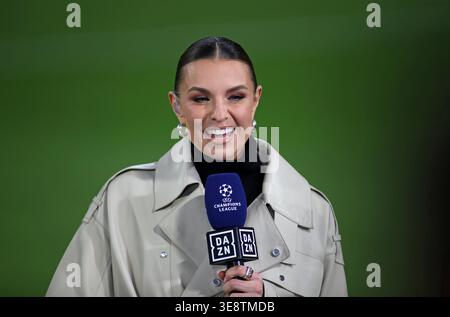 Football, hommes, Ligue des Champions, saison 2025/2026, FC Bayern Munich - Real Madrid, quarts de finale deuxième manche, Allianz Arena Laura Wontorra, présentatrice sportive, DAZN avec microphone, tête, haut du corps Banque D'Images