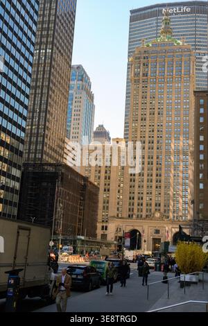 Une perspective magistrale du Helmsley Building (230 Park Avenue) vu du sud, avec le gigantesque MetLife Building qui domine directement derrière Banque D'Images
