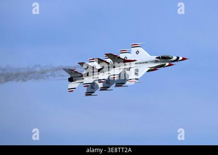 USAF Thunderbirds F-16 Fighting Falcons en formation Precision six-Ship Delta au salon aéronautique. Banque D'Images