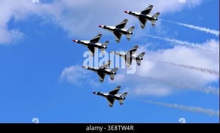 Les Thunderbirds F-16 Fighting Falcons de l'USAF effectuent une formation Delta à six navires au salon aérien. Banque D'Images