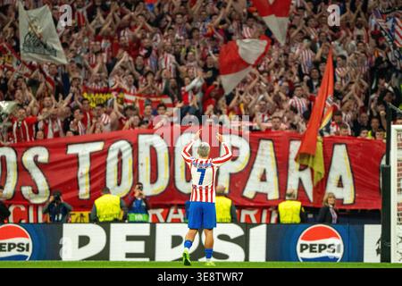 Antoine Griezmann célébrant avec les fans vus lors du match de quart de finale de l'UEFA Champions League entre les équipes de l'Atletico de Madrid et du FC Barcelone Banque D'Images