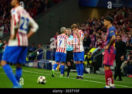 Antoine Griezmann et Alexander Sorloth vus lors du match quart de finale de l'UEFA Champions League entre les équipes de l'Atletico de Madrid et du FC Barcelone ( Banque D'Images