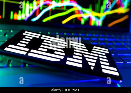 Logo IBM International Business machines à l'écran avec performance des graphiques financiers boursiers en arrière-plan Banque D'Images