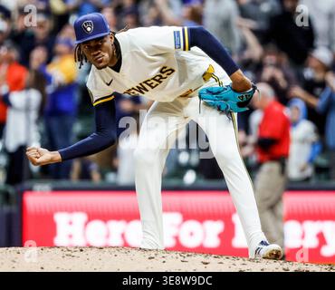 Milwaukee, États-Unis. 15 avril 2026. Abner Uribe, lanceur des Milwaukee Brewers, réagit après la finale de la neuvième manche du match de la MLB entre les Blue Jays de Toronto et les Brewers de Milwaukee à American Family Field à Milwaukee, Wisconsin, le mercredi 15 avril 2026. MLB rend hommage au grand joueur de baseball Jackie Robinson avec tous les joueurs portant son numéro 42. Photo de Tannen Maury/UPI crédit : UPI/Alamy Live News Banque D'Images