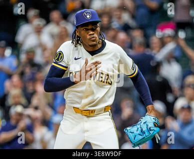 Milwaukee, États-Unis. 15 avril 2026. Abner Uribe, lanceur des Milwaukee Brewers, réagit après la finale de la neuvième manche du match de la MLB entre les Blue Jays de Toronto et les Brewers de Milwaukee à American Family Field à Milwaukee, Wisconsin, le mercredi 15 avril 2026. MLB rend hommage au grand joueur de baseball Jackie Robinson avec tous les joueurs portant son numéro 42. Photo de Tannen Maury/UPI crédit : UPI/Alamy Live News Banque D'Images