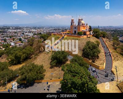 Vue aérienne du refuge de la Dame des remèdes à Cholula, avec Puebla en arrière-plan, Mexique Banque D'Images