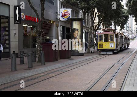 San Francisco, États-Unis d'Amérique - 26 septembre 2024 : tramway jaune dans les rues de San Francisco aux États-Unis Banque D'Images