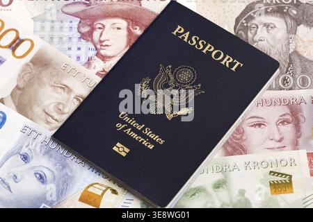 Passeport américain sur l'argent suédois - Krona Banque D'Images