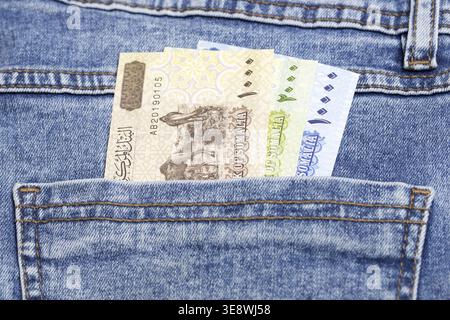 Argent somalien - shilling dans la poche de jeans bleus Banque D'Images