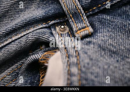 Poche avant, boutons et boucles de ceinture en Jean bleu — Macro en tissu froissé texture avec arrière-plans flou doux Banque D'Images