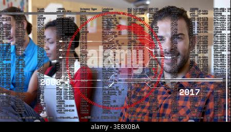Homme barbu souriant dans la chemise à carreaux assis dans la salle de classe avec ordinateur portable, superposition numérique, espace de copie Banque D'Images