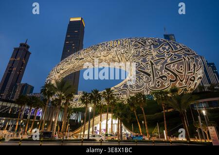 Musée du futur, Dubaï, Émirats arabes Unis. Vue nocturne de l'architecture arabe emblématique Banque D'Images