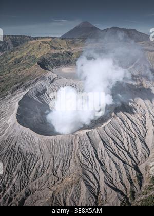 Volcan bromo en éruption pendant la journée ensoleillée d'été dans le parc national bromo Tengger Semeru, Java oriental, Indonésie. Banque D'Images