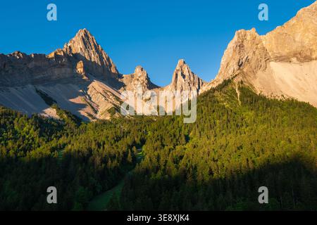 Vue aérienne de la Jarjatte dans le massif de la Devoluy, Drôme, France, avec des sommets calcaires, et forêt de conifères. Vallée alpine dans les Alpes françaises Banque D'Images