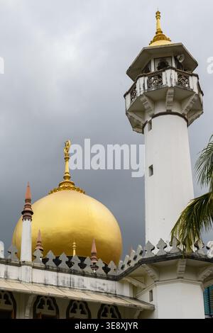 Le dôme en oignon doré et le minaret de la mosquée du Sultan, un monument religieux historique situé dans la localité de Kampong Glam à Rochor, Singapour. Banque D'Images