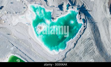 Vue aérienne des lacs turquoise en forme de cœur à Emerald Lake (Dachaidan), Qinghai, Chine. Banque D'Images