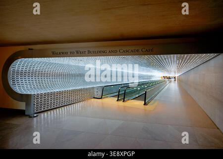 La passerelle entre les bâtiments est et Ouest de la National Gallery of Art montre un design moderne avec des lumières vives et des surfaces lisses. Banque D'Images