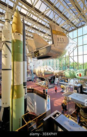 Les visiteurs se promènent dans le musée national de l'air et de l'espace Smithsonian à Washington D.C. pour voir diverses expositions spatiales et de fusées. Banque D'Images