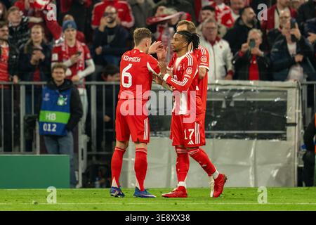MUNICH, ALLEMAGNE - 15 AVRIL 2026 : le FC Bayern Munich célèbre avoir marqué un but lors du match quart de finale de l'UEFA Champions League entre le FC Bayern München et le Real Madrid CF à l'Allianz Arena le 15 avril 2026 à Munich, en Allemagne. Banque D'Images
