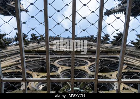Cologne, Allemagne - 19 mai 24 : vue vers le haut de l'ornementation du toit de la cathédrale de Cologne et de la trace de pierre vue à travers le treillis métallique de protection à Cologne, germe Banque D'Images