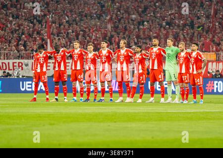 MUNICH, ALLEMAGNE - 15 AVRIL 2026 : le FC Bayern Munich tient une minute de silence avant le quart de finale de l'UEFA Champions League entre le FC Bayern München et le Real Madrid CF à l'Allianz Arena le 15 avril 2026 à Munich, en Allemagne. Banque D'Images