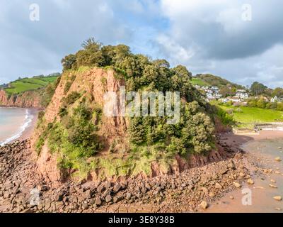 Teignmouth, Royaume-Uni. 16 avril 2026. Une partie de la falaise s’est effondrée au promontoire de Ness à Teignmouth, laissant une « cicatrice » visible et forçant la fermeture du South West Coast Path. Crédit : Thomas Faull/Alamy Live News Banque D'Images