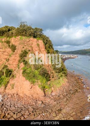 Teignmouth, Royaume-Uni. 16 avril 2026. Une partie de la falaise s’est effondrée au promontoire de Ness à Teignmouth, laissant une « cicatrice » visible et forçant la fermeture du South West Coast Path. Crédit : Thomas Faull/Alamy Live News Banque D'Images