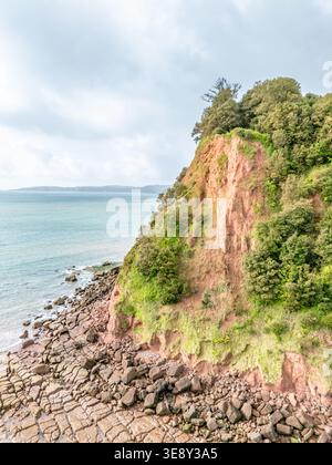 Teignmouth, Royaume-Uni. 16 avril 2026. Une partie de la falaise s’est effondrée au promontoire de Ness à Teignmouth, laissant une « cicatrice » visible et forçant la fermeture du South West Coast Path. Crédit : Thomas Faull/Alamy Live News Banque D'Images