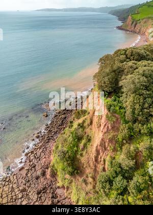 Teignmouth, Royaume-Uni. 16 avril 2026. Une partie de la falaise s’est effondrée au promontoire de Ness à Teignmouth, laissant une « cicatrice » visible et forçant la fermeture du South West Coast Path. Crédit : Thomas Faull/Alamy Live News Banque D'Images