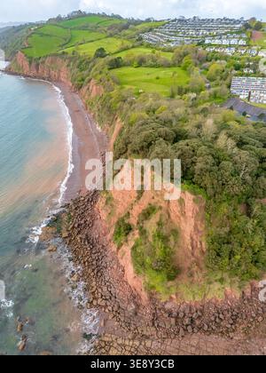 Teignmouth, Royaume-Uni. 16 avril 2026. Une partie de la falaise s’est effondrée au promontoire de Ness à Teignmouth, laissant une « cicatrice » visible et forçant la fermeture du South West Coast Path. Crédit : Thomas Faull/Alamy Live News Banque D'Images