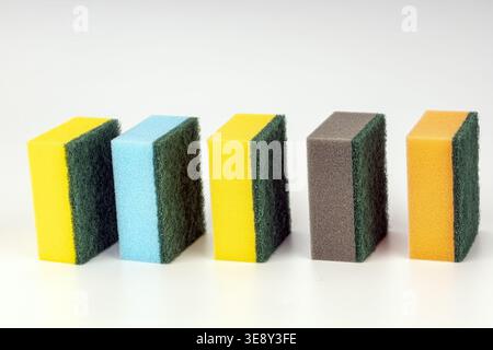 Photographie de produit professionnelle montrant cinq éponges de cuisine double face avec des surfaces en mousse de couleur vive et des tampons à récurer verts durables. La colle Banque D'Images