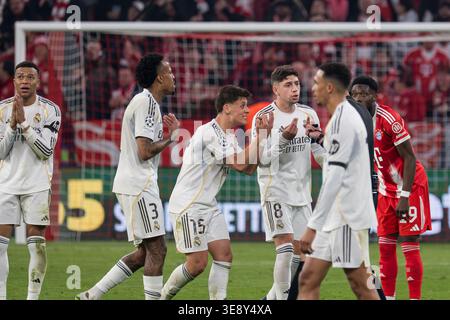 GER, Bavière, Munich, Fussball, FC Bayern Munich - Real Madrid CF, à l'Allianz Arena, Munich, Ligue des Champions, quarts de finale, deuxième manche, le 15 avril 2026, de gauche à droite : Kylian Mbappe (Real Madrid CF, 10), Eder Militao (Real Madrid CF, 3), Arda Guler (Real Madrid CF, 15), Federico Valverde (Real Madrid CF, 8), Trent Alexander Arnold (Real Madrid CF, 12), Alphonso Davies (FC Bayern Muenchen, 19), les joueurs discutent avec l'arbitre sur une décision, spieler diskutiermit dem Schiedsrichter weer einer encheider ou des séquences Banque D'Images