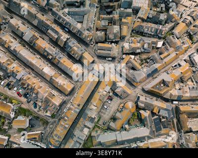 Vue aérienne de haut en bas du centre-ville de St Ives, Cornouailles, révélant le motif des rues rayonnantes et les toits chauds en pierre de Cornouailles, Angleterre, Royaume-Uni. Banque D'Images