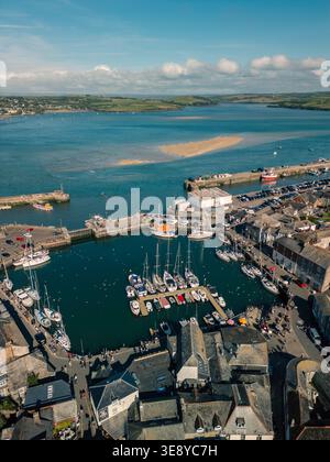 Vue aérienne par drone sur le port de Padstow et l'estuaire de Camel, Cornouailles, avec des bateaux amarrés et des bancs de sable visibles à marée basse, Angleterre, Royaume-Uni. Banque D'Images