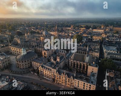 Vue aérienne par drone sur le centre-ville d'Oxford au lever du soleil, avec la caméra Radcliffe, la bibliothèque Bodleian et les flèches de l'université visibles dans la brume du matin, en Angleterre. Banque D'Images