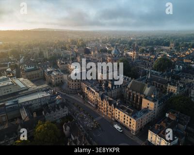 Vue aérienne par drone sur le centre-ville d'Oxford au lever du soleil, avec la caméra Radcliffe, la bibliothèque Bodleian et les flèches de l'université visibles dans la brume du matin, en Angleterre. Banque D'Images