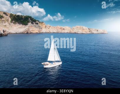Vue aérienne drone de voilier blanc naviguant sur la mer bleue Banque D'Images