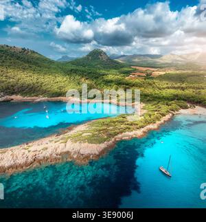 Vue aérienne drone des bateaux, côte rocheuse avec baies turquoise Banque D'Images