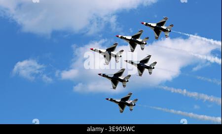 Les Thunderbirds F-16 Fighting Falcons de l'USAF effectuent une formation Delta à six navires au salon aérien. Banque D'Images