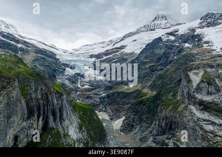 Vue aérienne par drone du glacier supérieur de Grindelwald et du pic Kleines Schreckhorn, Oberland bernois, Alpes suisses, Suisse, montrant le recul glaciaire. Banque D'Images
