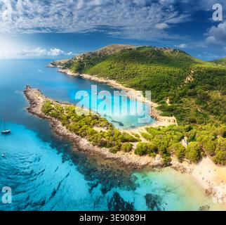 Vue aérienne de la plage de Cala Agulla, eau turquoise, sable blanc Banque D'Images