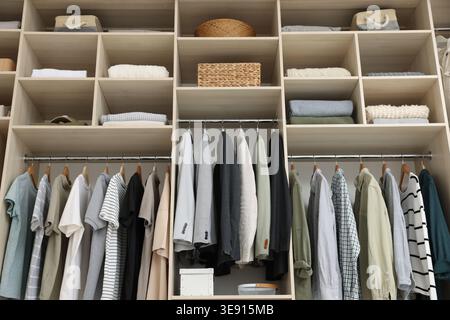 Armoire avec différents vêtements élégants, accessoires et articles de maison à l'intérieur, vue à angle bas Banque D'Images