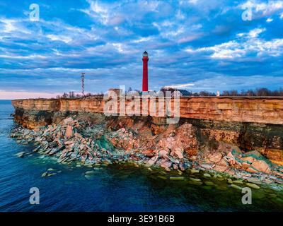 Superbe Drone vue du phare de Pakri sur les falaises calcaires d'Estonie Banque D'Images