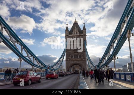Tower Bridge à Londres avec des voitures et des gens. Londres, Royaume-Uni, 14 janvier 2023 Banque D'Images