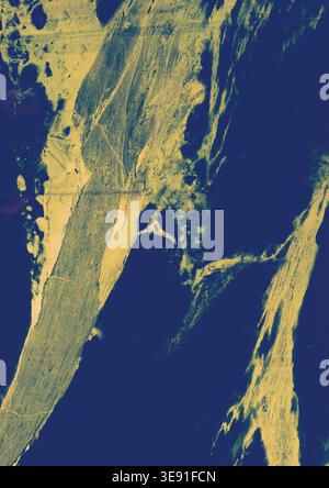 Texture organique abstraite avec des veines jaunes dorées sur fond bleu foncé. Motif élégant en marbre ou flux d'or liquide. Fond de luxe créatif. Banque D'Images