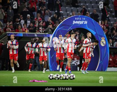 MUNICH, ALLEMAGNE - 15 AVRIL : les joueurs du Team FC Bayern Munich s'échauffent avant le quart de finale de l'UEFA Champions League 2025/26 entre le FC Bayern München et le Real Madrid CF au Football Arena Munich le 15 avril 2026 à Munich, Allemagne.© diebilderwelt / Alamy Stock Banque D'Images