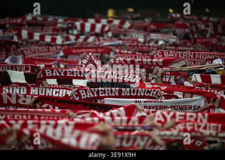 MUNICH, ALLEMAGNE - 15 AVRIL : supporters du FC Bayern München lors du quart de finale de l'UEFA Champions League 2025/26 entre le FC Bayern München et le Real Madrid CF au Football Arena Munich le 15 avril 2026 à Munich, Allemagne. Banque D'Images