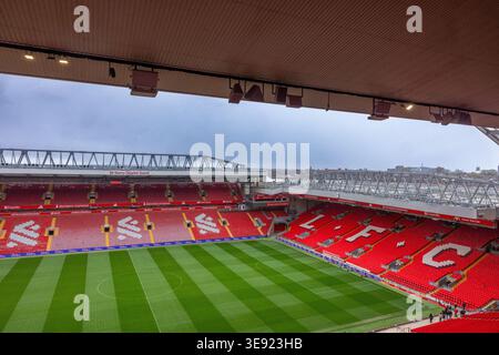 Vue intérieure du stade Anfield, la maison historique du club de football de Liverpool à Liverpool, en Angleterre. Banque D'Images