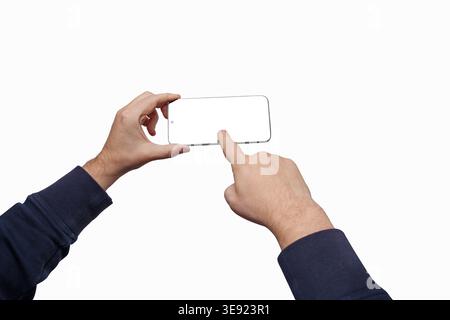 prendre des photos avec un smartphone moderne. Mains tenant le smartphone, isolé sur un fond PNG. Banque D'Images